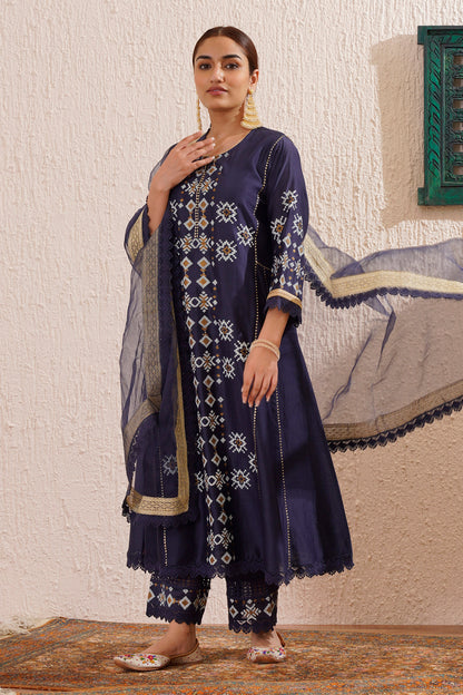 Block printed centre panel flared, side kali kurta set with lace detailing on pants and organza dupatta